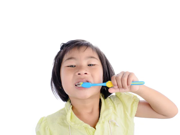 Klein meisje haar tandenpoetsen geïsoleerd op witte achtergrond — Stockfoto