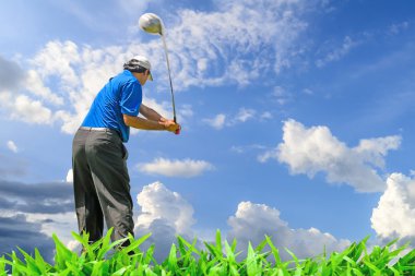 takımlarını sallanan ve f tee golf topu vurmak golfçü