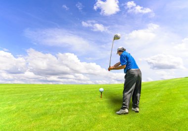 takımlarını sallanan ve f tee golf topu vurmak golfçü