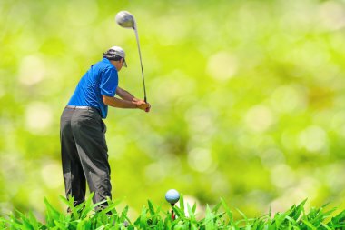 takımlarını sallanan ve f tee golf topu vurmak golfçü
