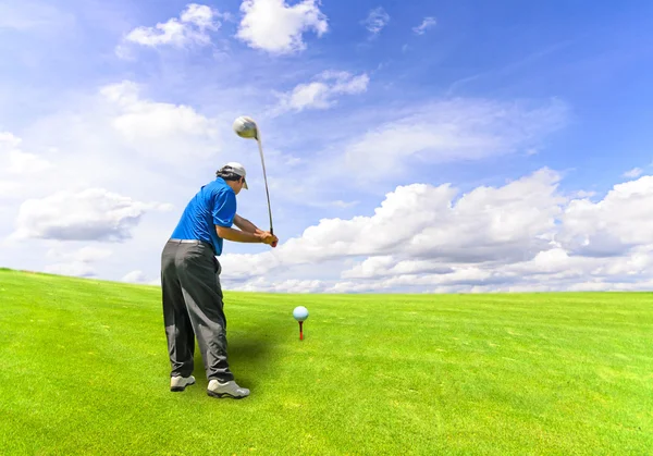 Golfista oscillare la sua attrezzatura e colpire la palla da golf da tee al f — Foto Stock