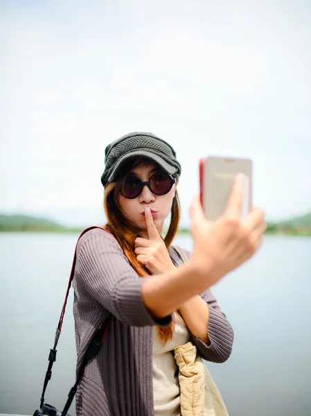 Mulher asiática bonita tirada foto de si mesma, selfie — Fotografia de Stock