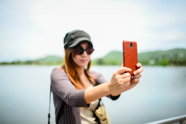 Hermosa mujer asiática tomada foto de sí misma, selfie — Foto de Stock