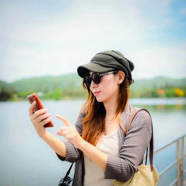 Krásná asijská žena vzít obrázek sama, selfie — Stock fotografie