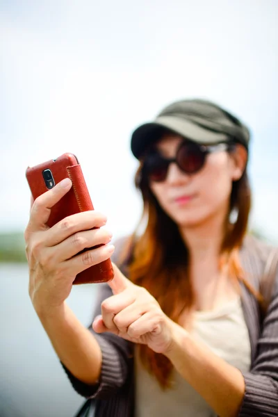 Mulher asiática bonita tirada foto de si mesma, selfie — Fotografia de Stock