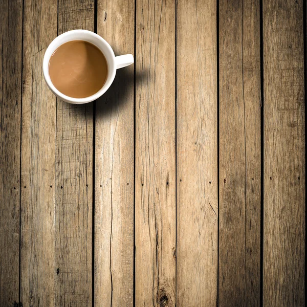 Koffiemok op houten tafel — Stockfoto