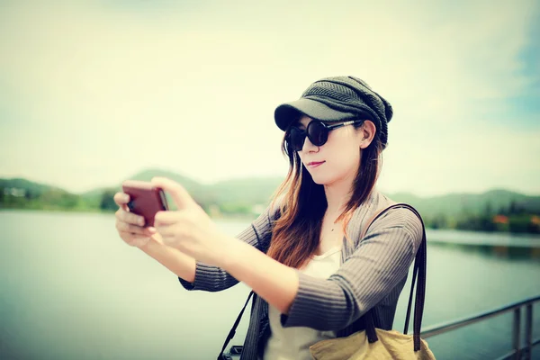 彼女は、selfie の美しいアジアの女性を撮影画像 — ストック写真