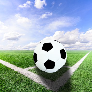 bir futbol sahası ve mavi gökyüzü topu