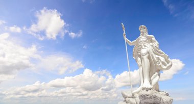 Açık mavi gökyüzü ve poseidon heykeli