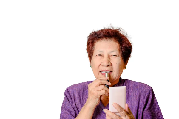 Retrato de bela mulher madura aplicando compõem — Fotografia de Stock