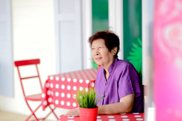 Mujer madura positiva en el restaurante al aire libre —  Fotos de Stock