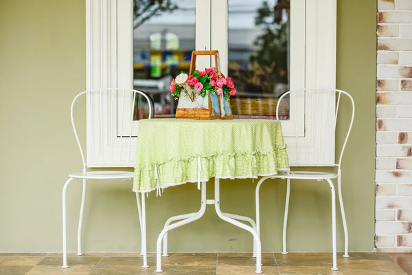 Mesa e mesa com as janelas . — Fotografia de Stock