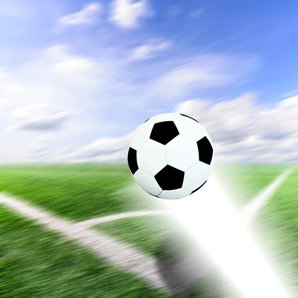 Motion blur fue patada en el campo de fútbol y el cielo azul — Foto de Stock