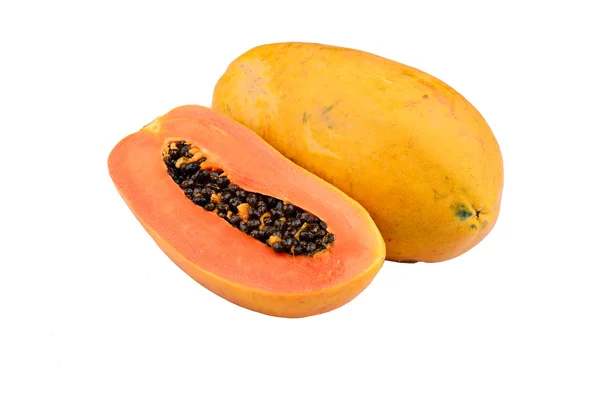 De helft gesneden en hele papaja vruchten op witte achtergrond — Stockfoto