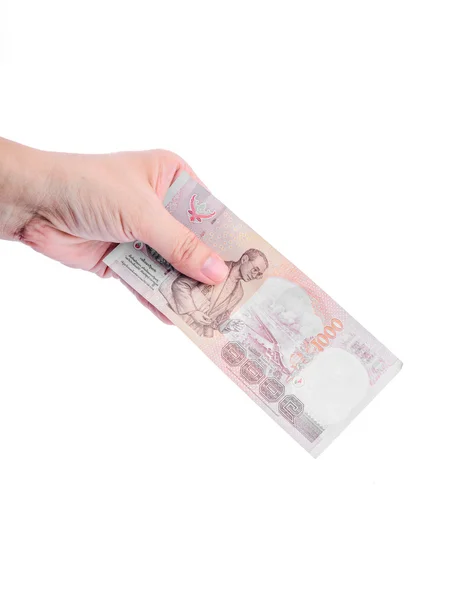 Mână care deține bani thailandezi izolat pe alb . — Fotografie, imagine de stoc