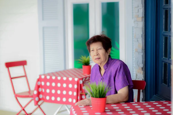 Pozytywne starsza kobieta na świeżym powietrzu restauracja — Zdjęcie stockowe