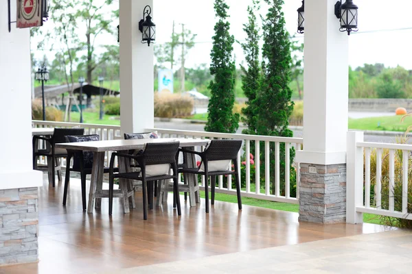 Visa en restaurang terrass med bord och stolar — Stockfoto