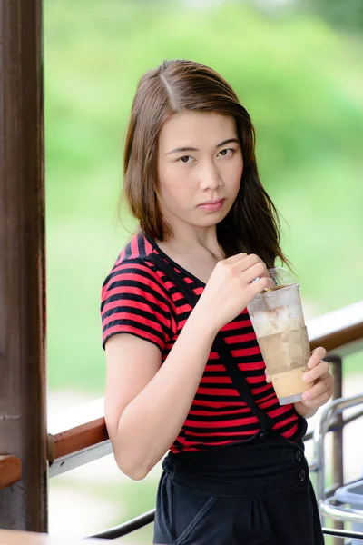 Красивая азиатка пьет кофе . — стоковое фото