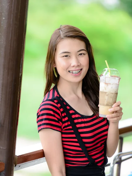 Schöne asiatische Frau Kaffee trinken. — Stockfoto