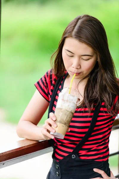 Mooie Aziatische vrouw koffie drinken. — Stockfoto