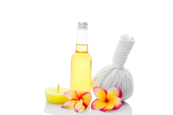 Bola de massagem de ervas tailandesas e garrafa de óleo, isolado em branco . — Fotografia de Stock