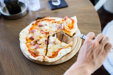 wyjąć pizza z kiełbasą z kuchni. gotowi służyć.