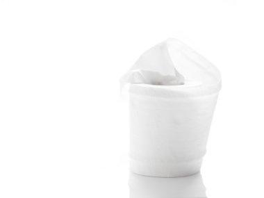 Beyaz bir arka plan üzerinde izole yumuşak tuvalet kağıdı.