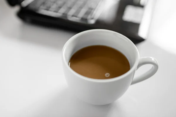 Kaffekopp och laptop för företag, selektiv fokusera på kaffe. — Stockfoto