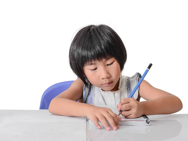 Aziatisch meisje huiswerk thuis. — Stockfoto