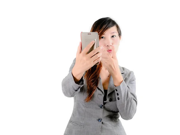 Empresaria fotografiando en un teléfono móvil — Foto de Stock