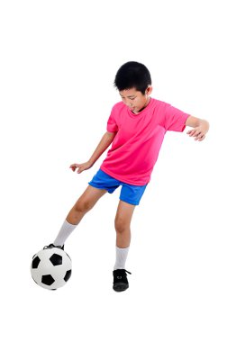 Asyalı çocuk futbol topu ile