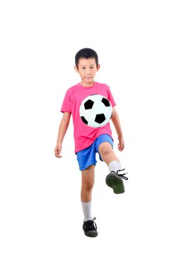 Asyalı çocuk futbol topu ile