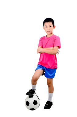 Asyalı çocuk futbol topu ile