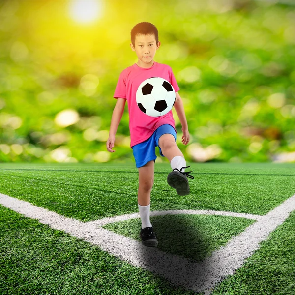 Băiat asiatic cu minge de fotbal la colțul unui teren de fotbal și verde — Fotografie, imagine de stoc