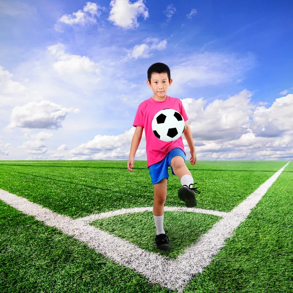 Asijské boy s fotbalovým míčem — Stock fotografie