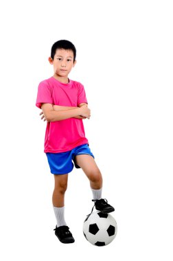 Asyalı çocuk futbol topu ile