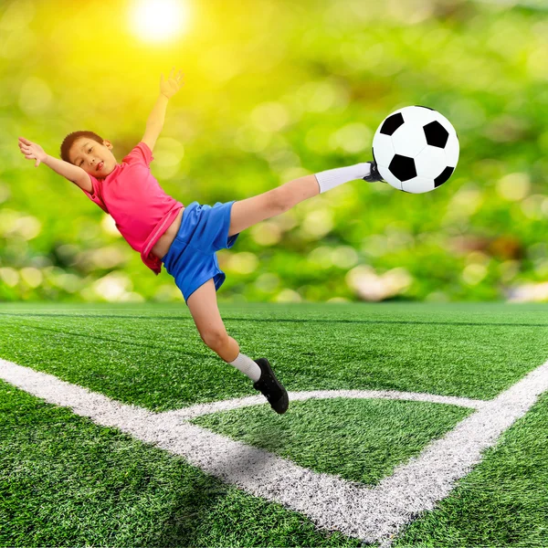Asiatic băiat cu minge de fotbal pe teren de fotbal — Fotografie, imagine de stoc
