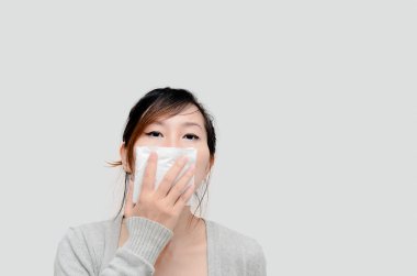 Hasta kadın burnunu siliyor.