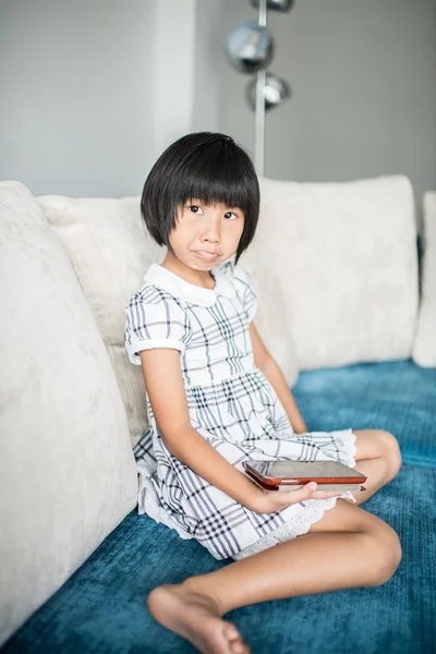 Asiatisk tjej avkopplande hemma. — Stockfoto