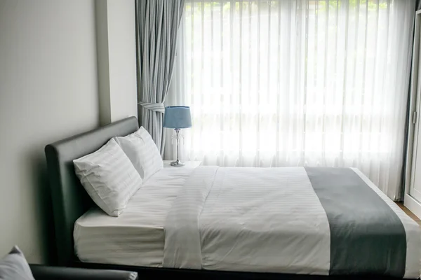Хорошая кровать в типичной современной обстановке — стоковое фото