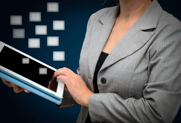 Geschäftsfrau mit Tablet und Touchscreen. — Stockfoto