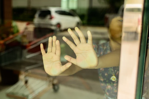 Una imagen de niño se encuentra fuera de la ventana . —  Fotos de Stock