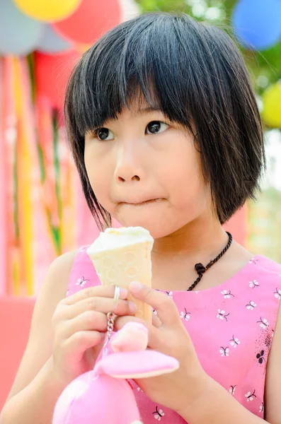 Pouco menina asiática desfrutar de seu sorvete — Fotografia de Stock