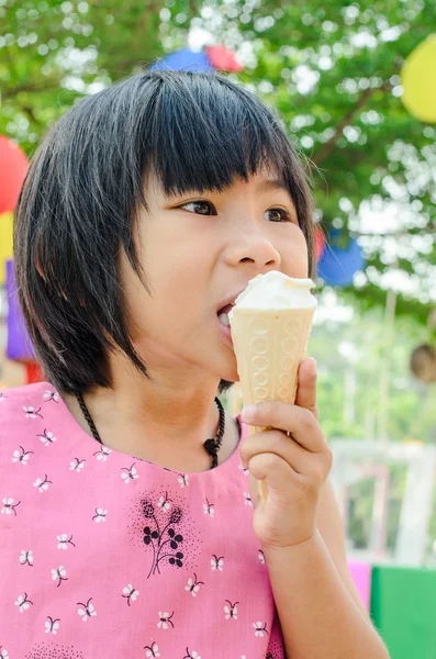 Piccola ragazza asiatica godere il suo gelato — Foto Stock