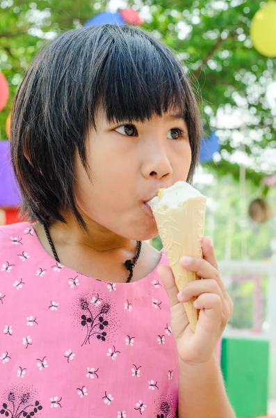 Piccola ragazza asiatica godere il suo gelato — Foto Stock