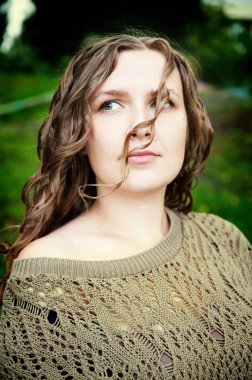 kadının bukleler ve Rüzgar 