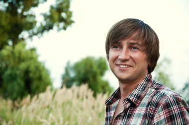 çayır, kareli gömlek gülümseyen adam