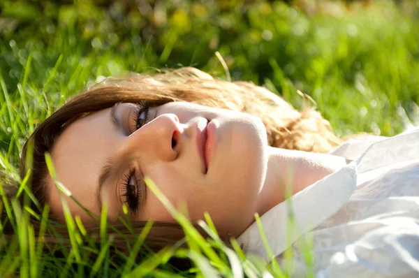 Femme rousse couchée sur l'herbe au soleil jour — Photo