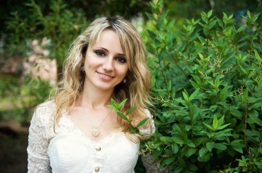 açık havada sarışın gülümseyerek