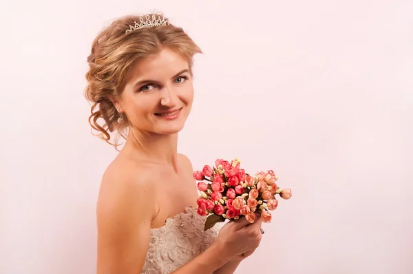 Blonde bride with flowers — Stock Photo, Image